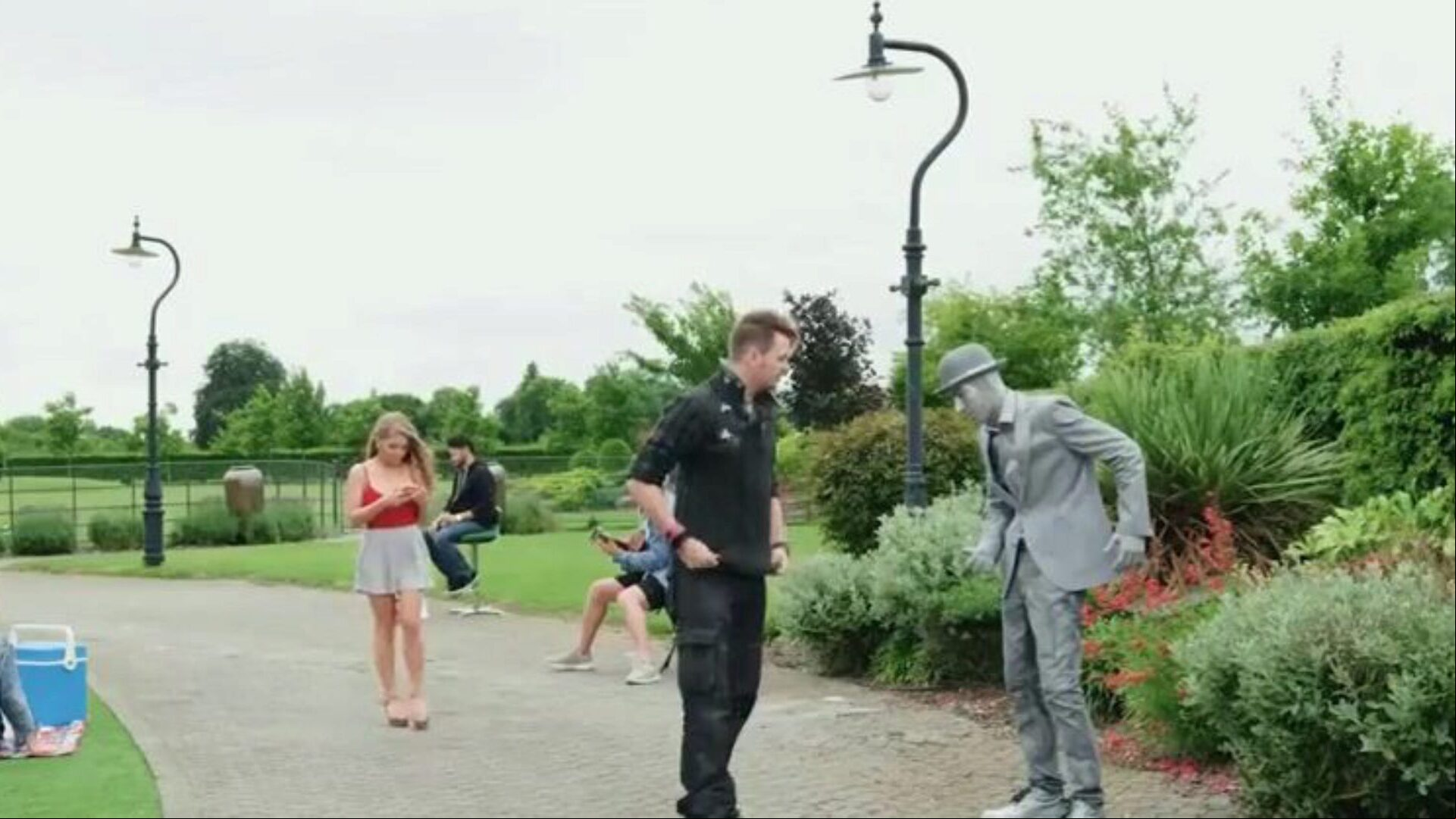 Living statue fucks jock hungry doxy with his huge rod
