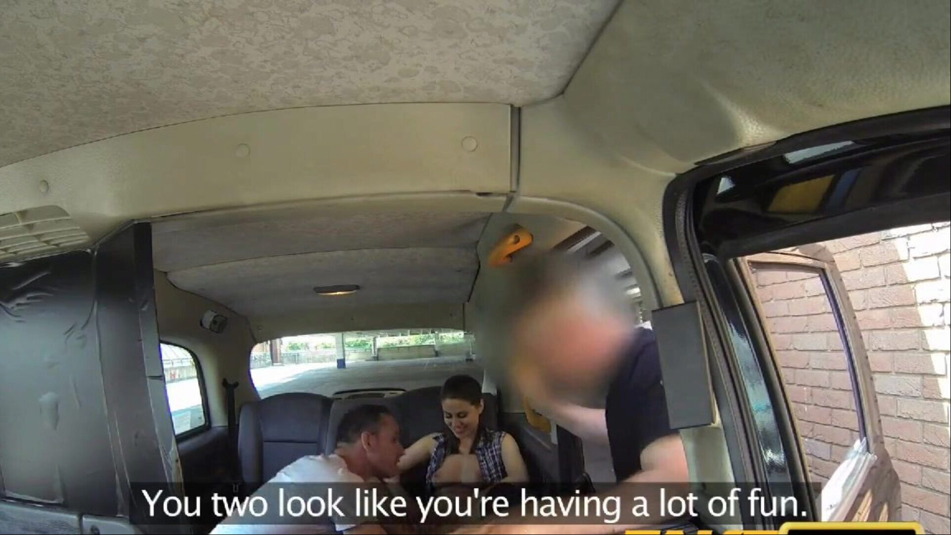 conductor de faketaxi recibe nads insondable en trío